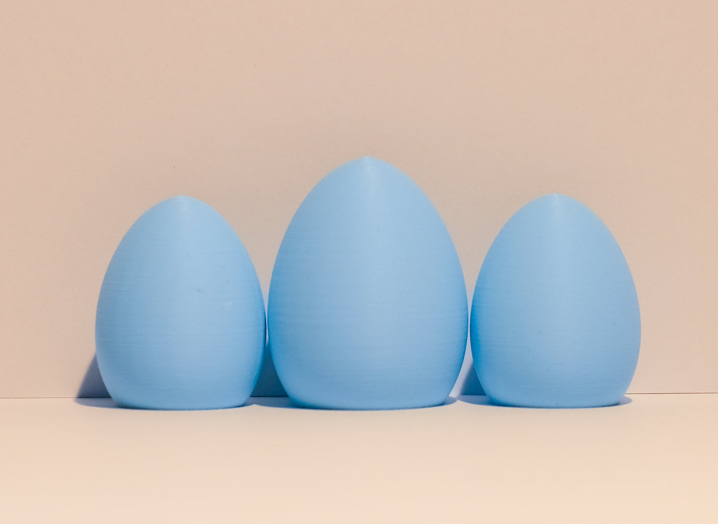 Set van 42 eitjes in 3 kleuren blauw. Thema: 'Pippa en het vreemde ei!' Van juf Sara.