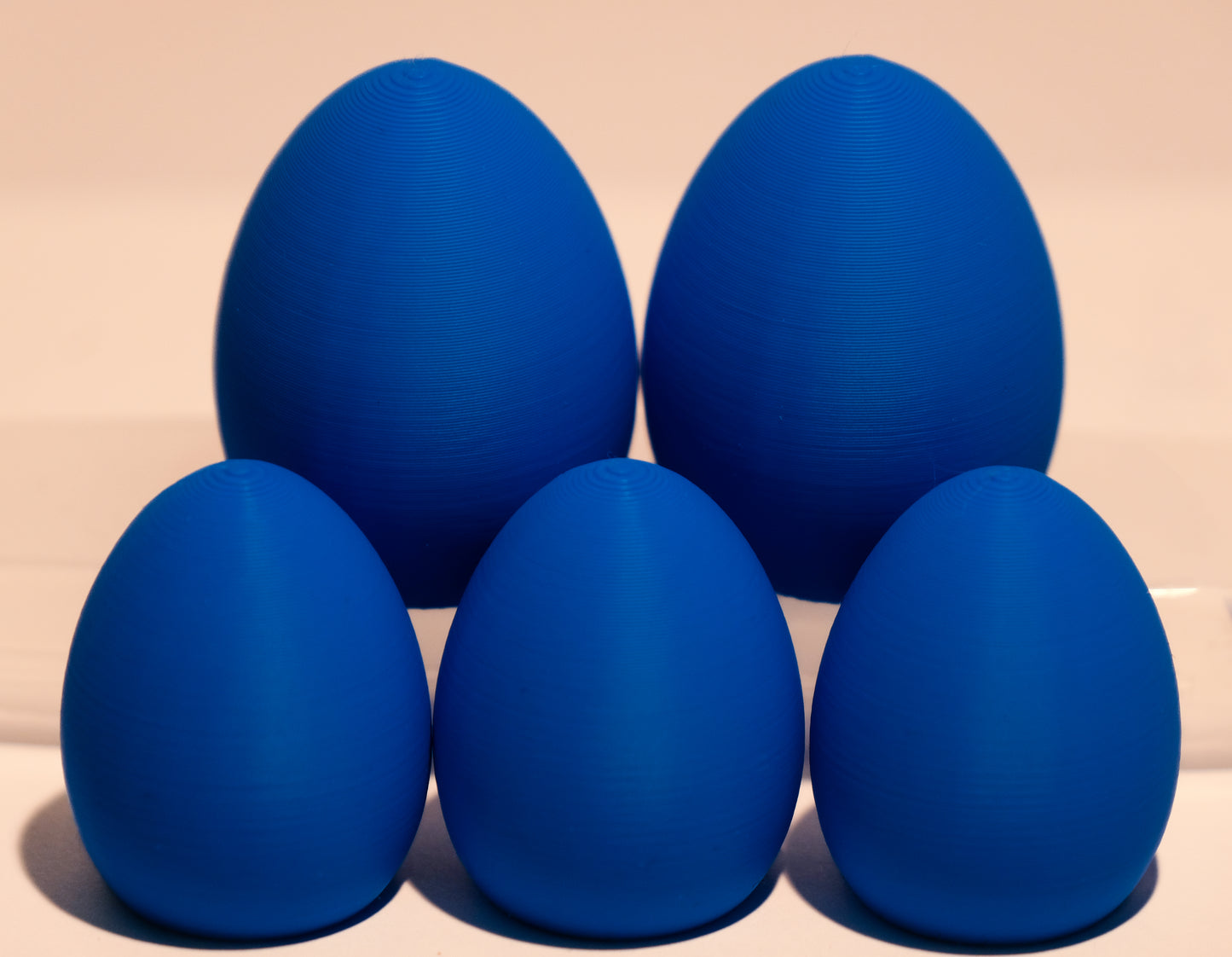 Set van 42 eitjes in 3 kleuren blauw. Thema: 'Pippa en het vreemde ei!' Van juf Sara.