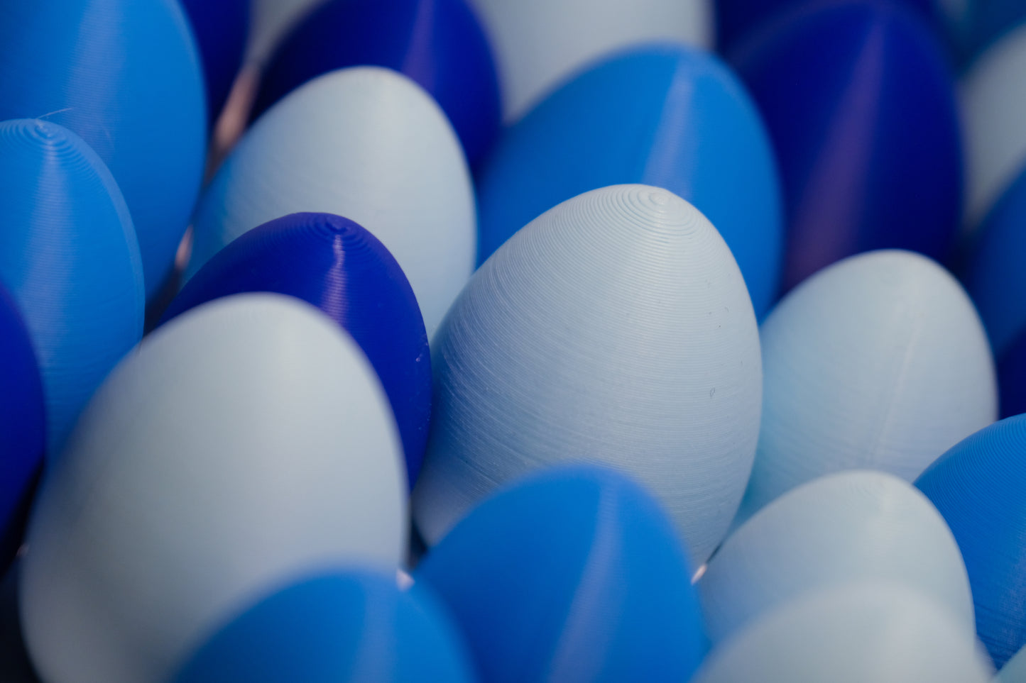 Set van 42 eitjes in 3 kleuren blauw. Thema: 'Pippa en het vreemde ei!' Van juf Sara.