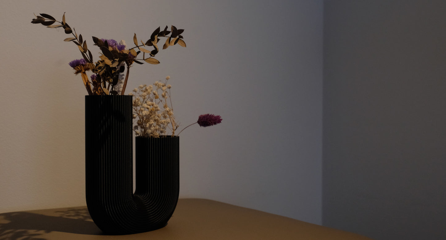 Asymmetrische vaas zwart