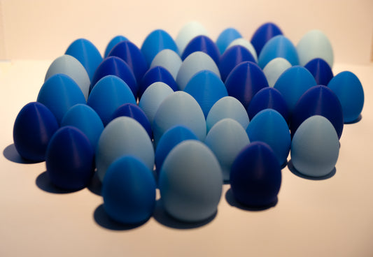 Set van 42 eitjes in 3 kleuren blauw. Thema: 'Pippa en het vreemde ei!' Van juf Sara.